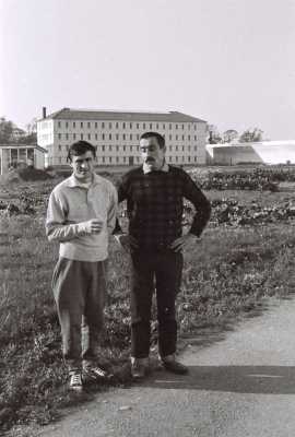 Jean AMBROSINO et 
 Alphonse CONSTANTIN  
dans le potager